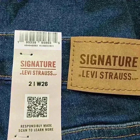 Signature by Levi Strauss Women's Heritage High Rise Straight Jeans Medium Wash - Picture 7 of 11